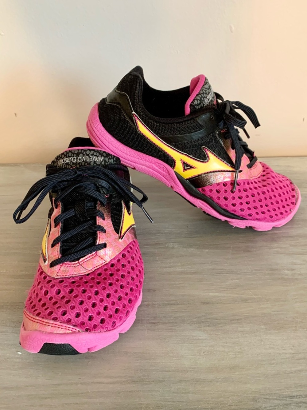 Mizuno women’s sneakers Running Trainers athletic shoes black pink Yellow 6.5